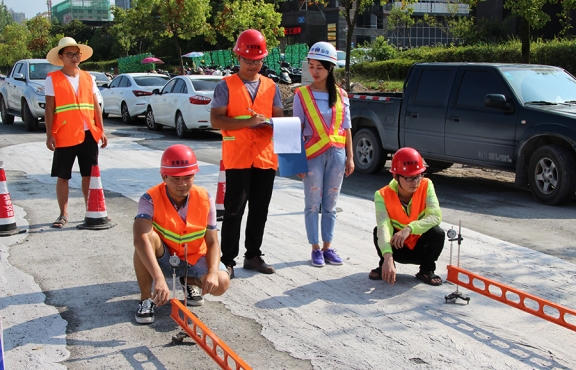 2018年8月，G220試驗(yàn)路段交工驗(yàn)收，測(cè)量彎沉評(píng)估路面的整體強(qiáng)度