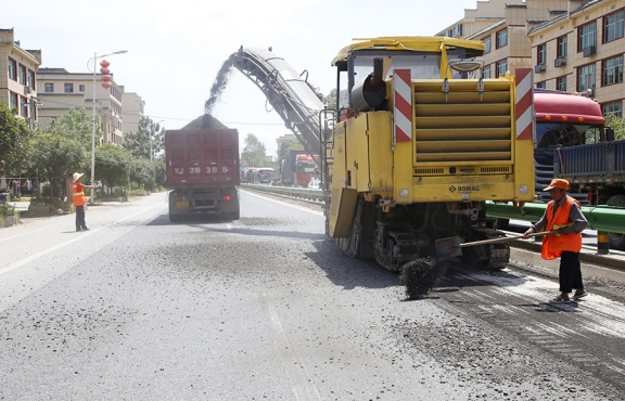 瀝青路面銑刨，廢舊料將回收再利用