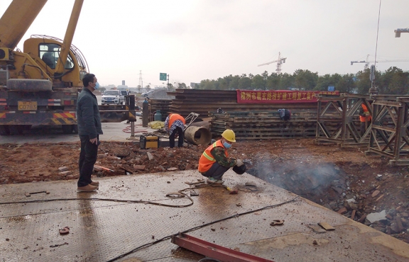 嚴(yán)抓復(fù)工后的疫情防控工作。圖為2020年2月24日樟樹(shù)葛玄路臺(tái)埠中橋便道鋼便橋施工現(xiàn)場(chǎng)